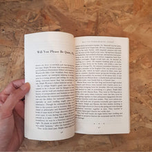 โหลดรูปภาพลงในเครื่องมือใช้ดูของ Gallery Short Cuts : Selected Stories
ร้านหนังสือและสิ่งของ เป็นร้านหนังสือภาษาอังกฤษหายาก และร้านกาแฟ หรือ บุ๊คคาเฟ่ ตั้งอยู่สุขุมวิท กรุงเทพ