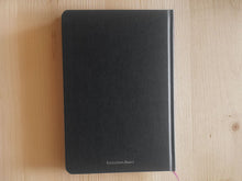 โหลดรูปภาพลงในเครื่องมือใช้ดูของ Gallery La solitude du marathonien de la bande dessinée
ร้านหนังสือและสิ่งของ เป็นร้านหนังสือภาษาอังกฤษหายาก และร้านกาแฟ หรือ บุ๊คคาเฟ่ ตั้งอยู่สุขุมวิท กรุงเทพ