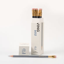 โหลดรูปภาพลงในเครื่องมือใช้ดูของ Gallery BLACKWING 602 (SET OF 12)
 ร้านหนังสือและสิ่งของ เป็นร้านหนังสือภาษาอังกฤษหายาก และร้านกาแฟ หรือ บุ๊คคาเฟ่ ตั้งอยู่สุขุมวิท กรุงเทพ