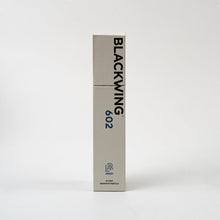 โหลดรูปภาพลงในเครื่องมือใช้ดูของ Gallery BLACKWING 602 (SET OF 12)
 ร้านหนังสือและสิ่งของ เป็นร้านหนังสือภาษาอังกฤษหายาก และร้านกาแฟ หรือ บุ๊คคาเฟ่ ตั้งอยู่สุขุมวิท กรุงเทพ