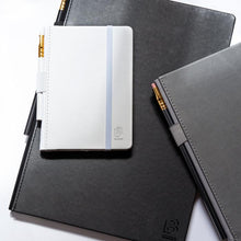 โหลดรูปภาพลงในเครื่องมือใช้ดูของ Gallery BLACKWING SLATE NOTEBOOK - BLACK (MEDIUM)
 ร้านหนังสือและสิ่งของ เป็นร้านหนังสือภาษาอังกฤษหายาก และร้านกาแฟ หรือ บุ๊คคาเฟ่ ตั้งอยู่สุขุมวิท กรุงเทพ