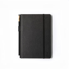 โหลดรูปภาพลงในเครื่องมือใช้ดูของ Gallery BLACKWING SLATE NOTEBOOK - BLACK (MEDIUM)
 ร้านหนังสือและสิ่งของ เป็นร้านหนังสือภาษาอังกฤษหายาก และร้านกาแฟ หรือ บุ๊คคาเฟ่ ตั้งอยู่สุขุมวิท กรุงเทพ