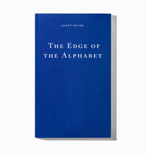 โหลดรูปภาพลงในเครื่องมือใช้ดูของ Gallery The Edge of the Alphabet
 ร้านหนังสือและสิ่งของ เป็นร้านหนังสือภาษาอังกฤษหายาก และร้านกาแฟ หรือ บุ๊คคาเฟ่ ตั้งอยู่สุขุมวิท กรุงเทพ