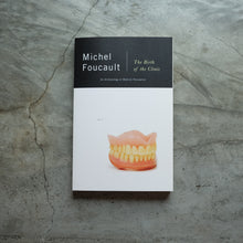 โหลดรูปภาพลงในเครื่องมือใช้ดูของ Gallery The Birth of the Clinic | Michel Foucault
 ร้านหนังสือและสิ่งของ เป็นร้านหนังสือภาษาอังกฤษหายาก และร้านกาแฟ หรือ บุ๊คคาเฟ่ ตั้งอยู่สุขุมวิท กรุงเทพ