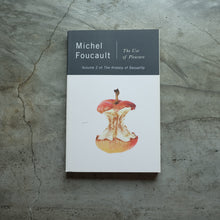 โหลดรูปภาพลงในเครื่องมือใช้ดูของ Gallery The History of Sexuality, Vol. 2 The Use of Pleasure | Michel Foucault
 ร้านหนังสือและสิ่งของ เป็นร้านหนังสือภาษาอังกฤษหายาก และร้านกาแฟ หรือ บุ๊คคาเฟ่ ตั้งอยู่สุขุมวิท กรุงเทพ
