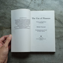 Load image into Gallery viewer, The History of Sexuality, Vol. 2 The Use of Pleasure | Michel Foucault
 ร้านหนังสือและสิ่งของ เป็นร้านหนังสือภาษาอังกฤษหายาก และร้านกาแฟ หรือ บุ๊คคาเฟ่ ตั้งอยู่สุขุมวิท กรุงเทพ