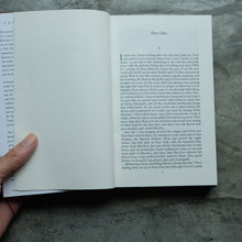 โหลดรูปภาพลงในเครื่องมือใช้ดูของ Gallery Road Novels 1957-1960 | Jack Kerouac
 ร้านหนังสือและสิ่งของ เป็นร้านหนังสือภาษาอังกฤษหายาก และร้านกาแฟ หรือ บุ๊คคาเฟ่ ตั้งอยู่สุขุมวิท กรุงเทพ
