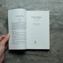 Load image into Gallery viewer, Jorge Luis Borges: A Writer on the Edge | Beatriz Sarlo
 ร้านหนังสือและสิ่งของ เป็นร้านหนังสือภาษาอังกฤษหายาก และร้านกาแฟ หรือ บุ๊คคาเฟ่ ตั้งอยู่สุขุมวิท กรุงเทพ
