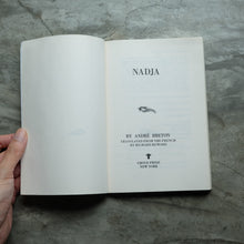โหลดรูปภาพลงในเครื่องมือใช้ดูของ Gallery Nadja
 ร้านหนังสือและสิ่งของ เป็นร้านหนังสือภาษาอังกฤษหายาก และร้านกาแฟ หรือ บุ๊คคาเฟ่ ตั้งอยู่สุขุมวิท กรุงเทพ