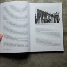 โหลดรูปภาพลงในเครื่องมือใช้ดูของ Gallery Essays on Adolf Loos
 ร้านหนังสือและสิ่งของ เป็นร้านหนังสือภาษาอังกฤษหายาก และร้านกาแฟ หรือ บุ๊คคาเฟ่ ตั้งอยู่สุขุมวิท กรุงเทพ
